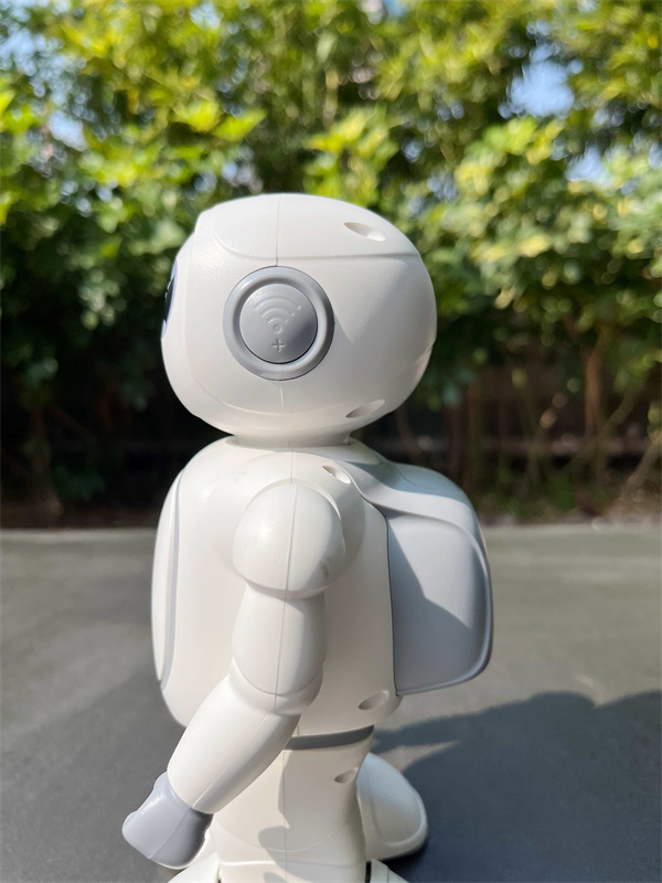 教育機器人左側(cè)